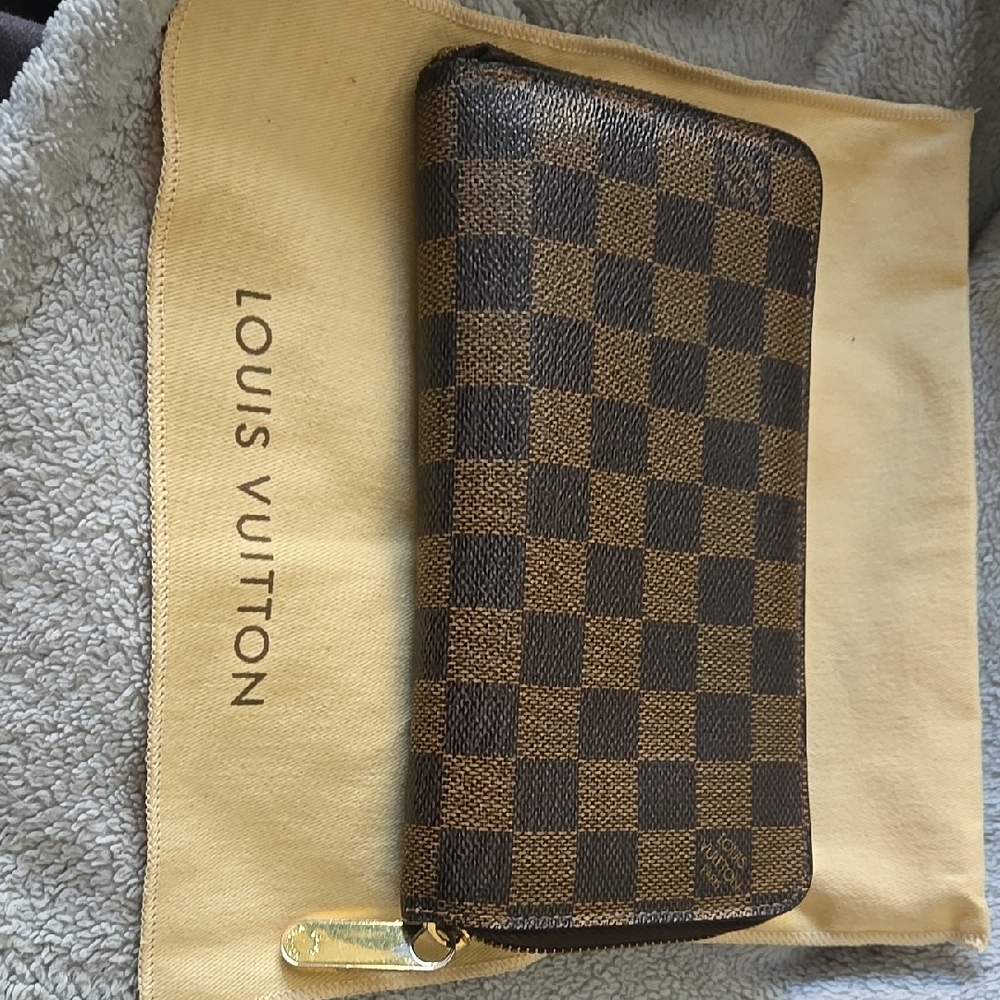 Louis Vuitton Ebene Zippy Wallet